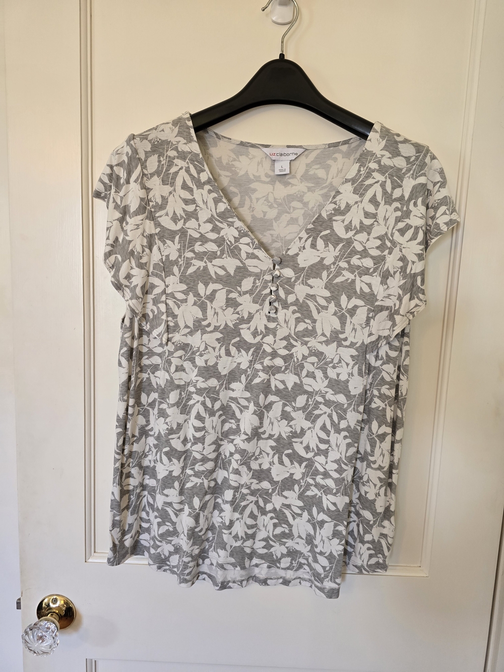Liz Claiborne Gray & White Floral V-Neck Short Sleeve Top LARGE